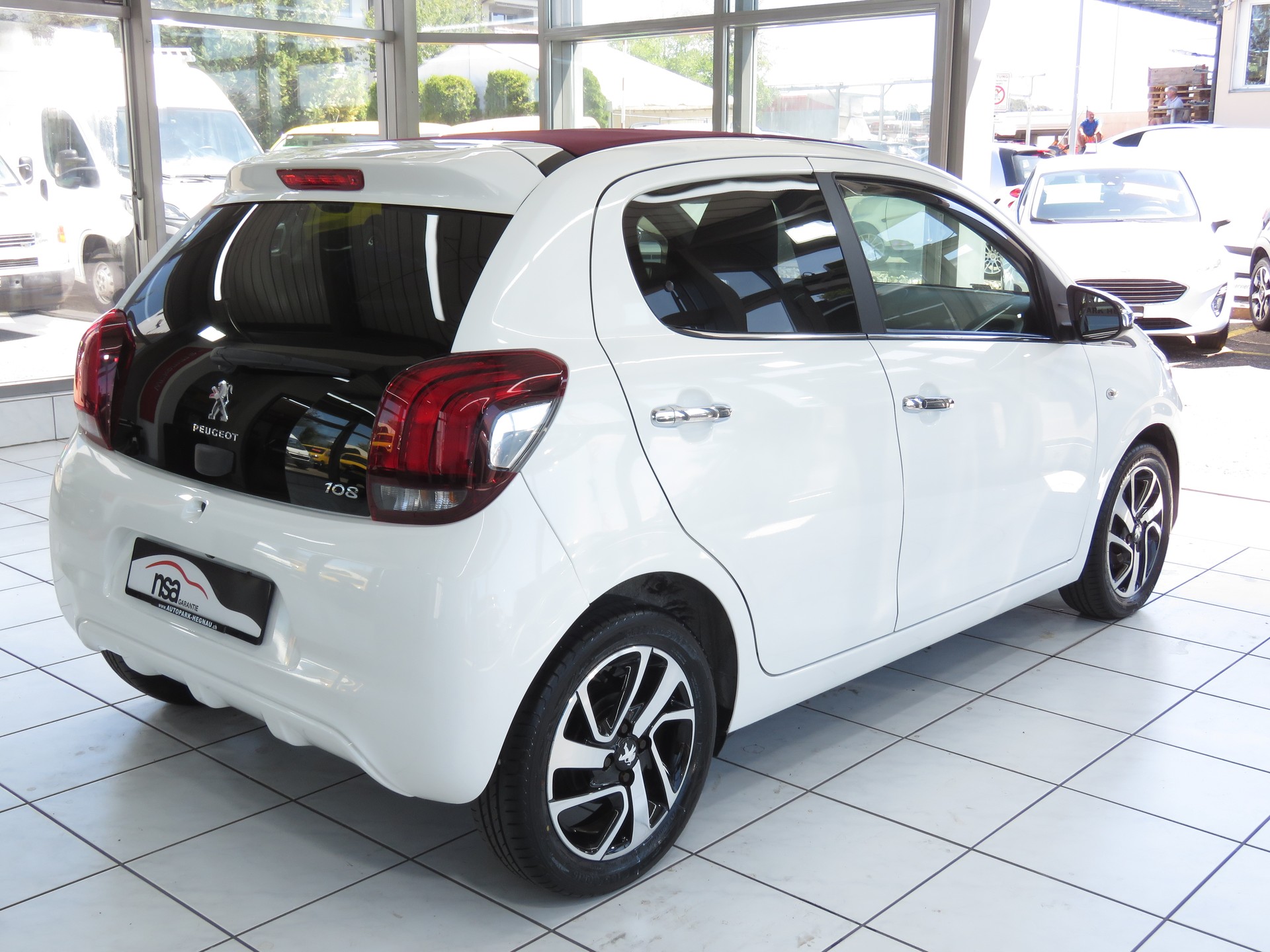PEUGEOT 108 1.2 VTi Allure Top-showroom-element-3
