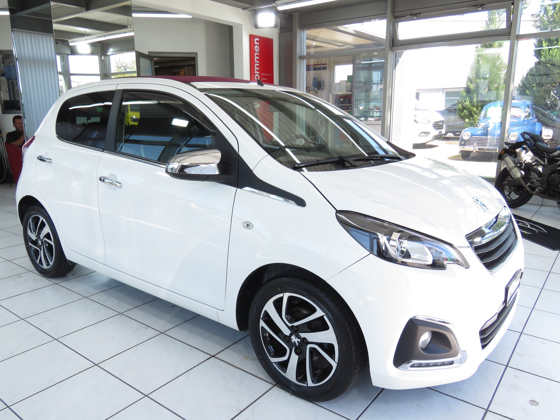 PEUGEOT 108 1.2 VTi Allure Top-showroom-element-2
