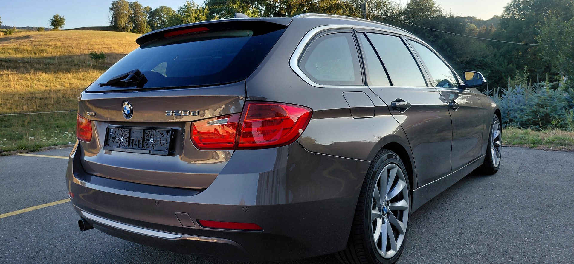 BMW BMW 320d xDrive-showroom-element-3