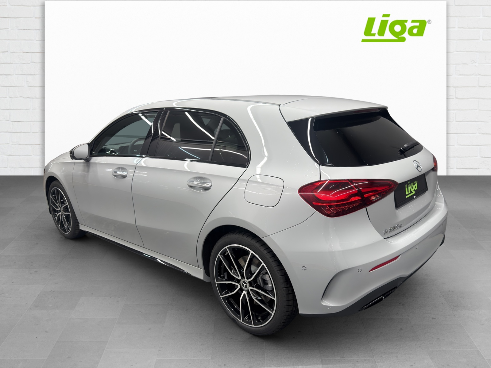 MERCEDES-BENZ A 250 e AMG Line EQ Star-showroom-element-3