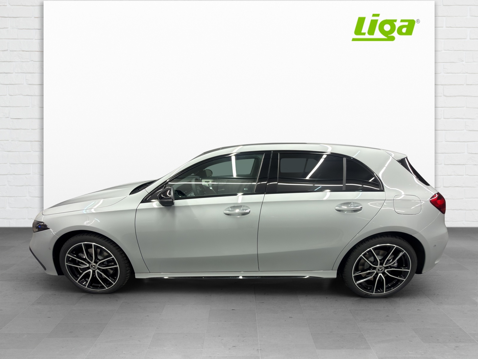 MERCEDES-BENZ A 250 e AMG Line EQ Star-showroom-element-2