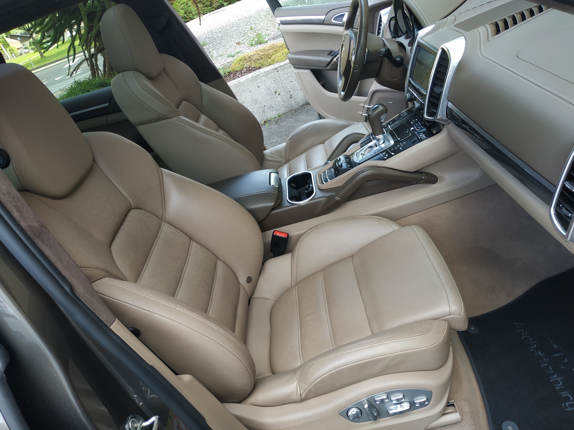 PORSCHE Cayenne Turbo-image-15