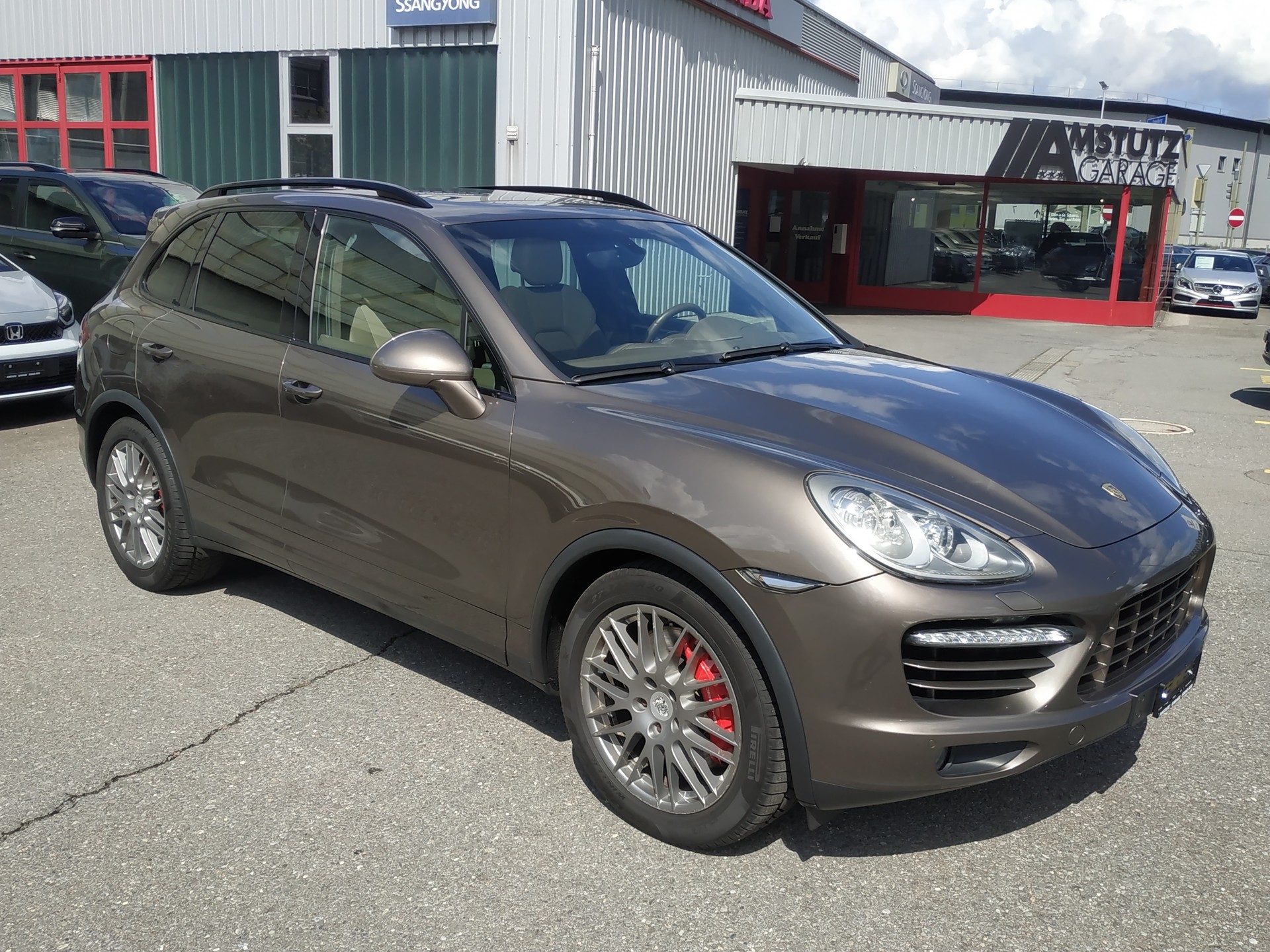 PORSCHE Cayenne Turbo-showroom-element-1