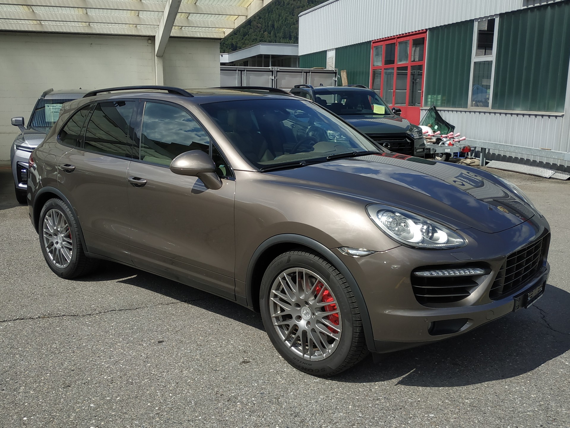 PORSCHE Cayenne Turbo-showroom-element-3