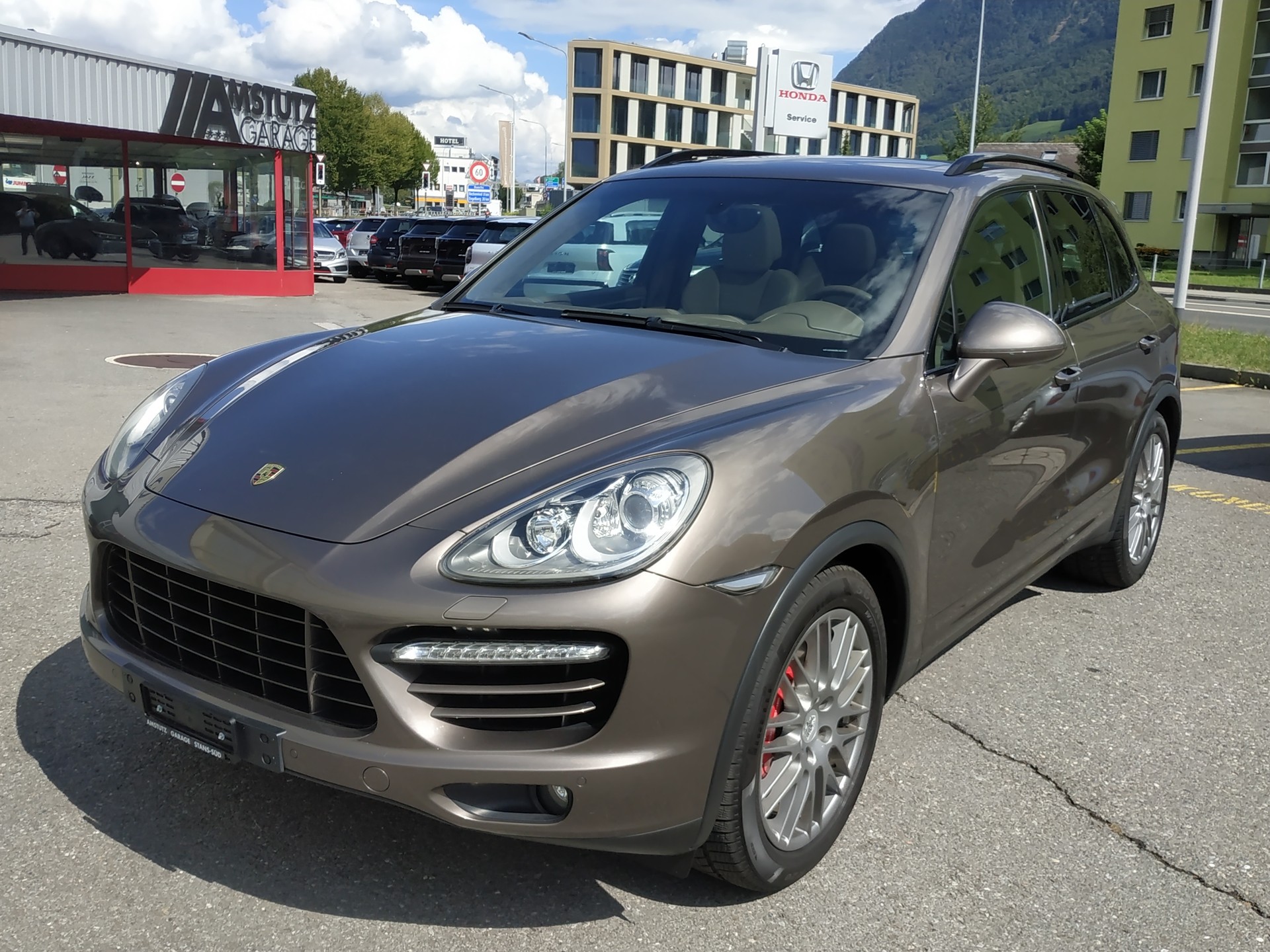 PORSCHE Cayenne Turbo-showroom-element-2