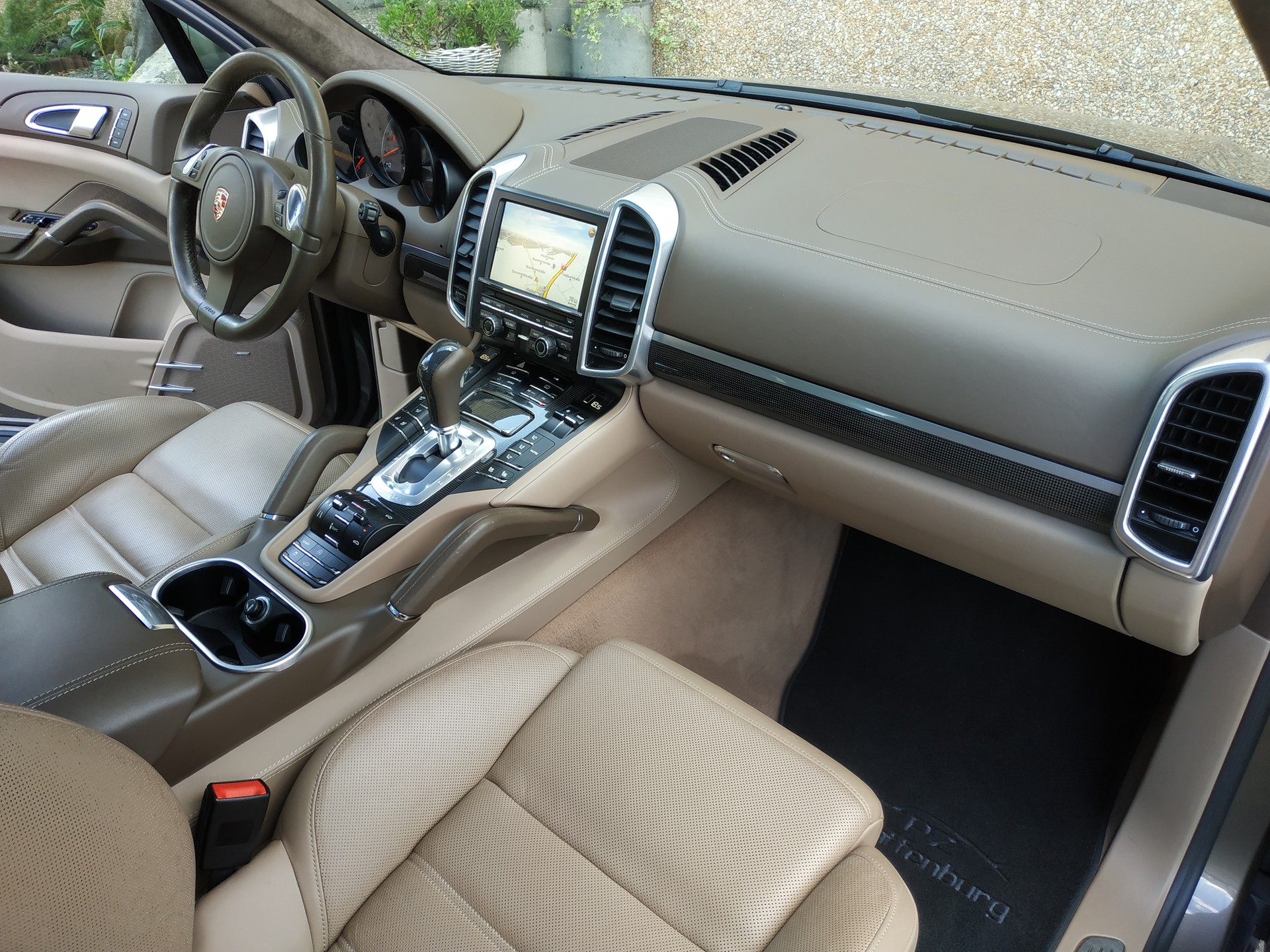 PORSCHE Cayenne Turbo-image-16