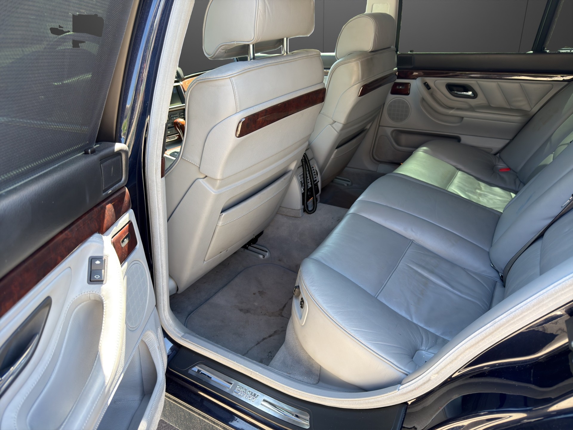 BMW 750i-image-9