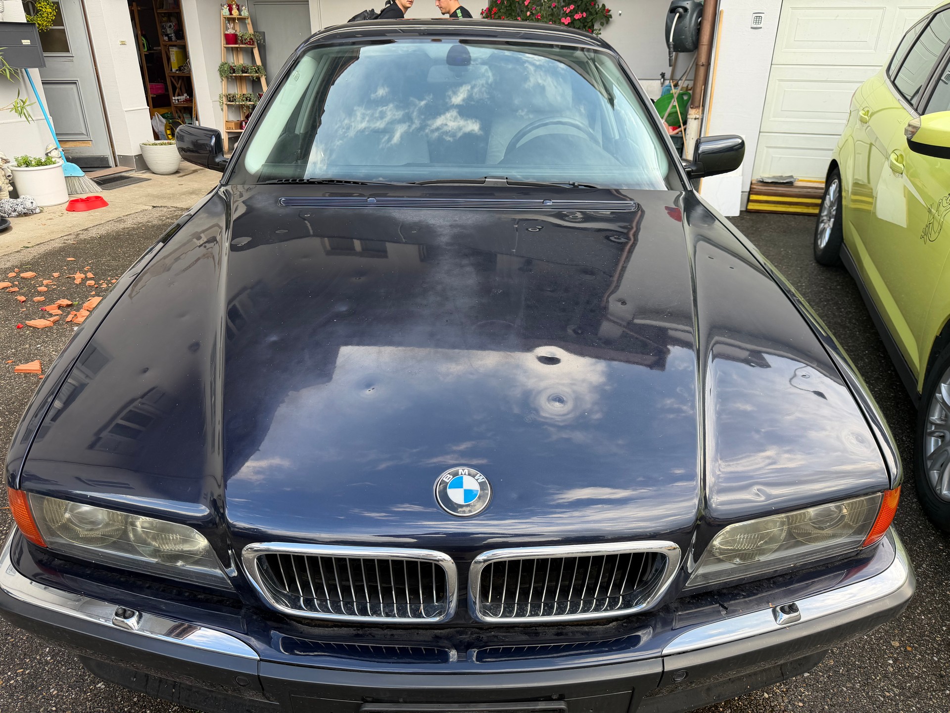 BMW 750i-image-12