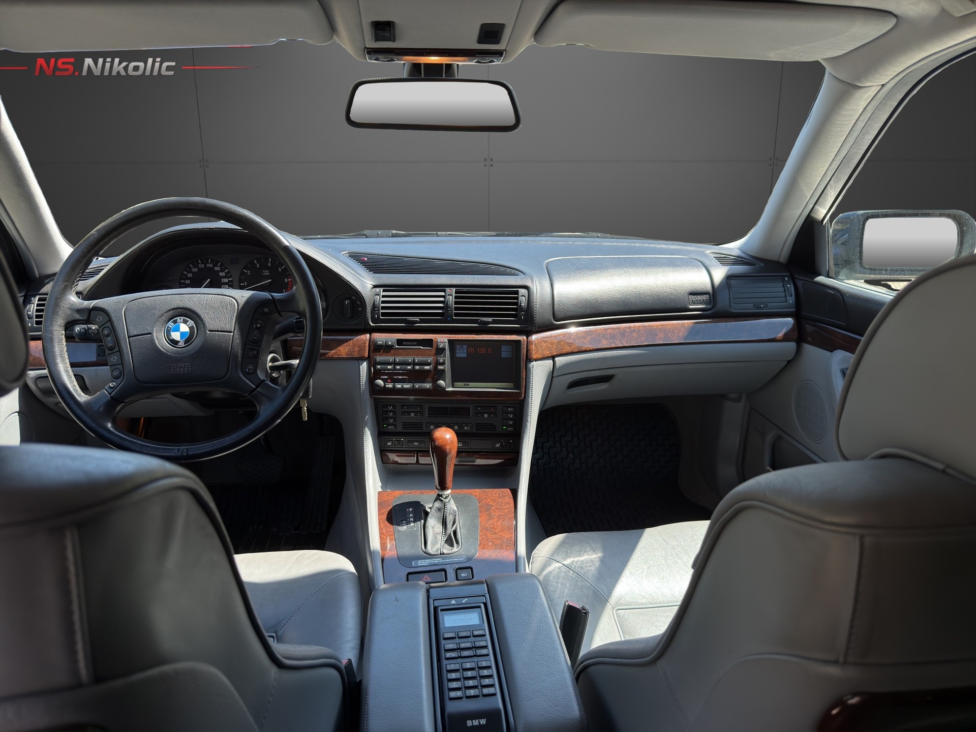BMW 750i-image-11