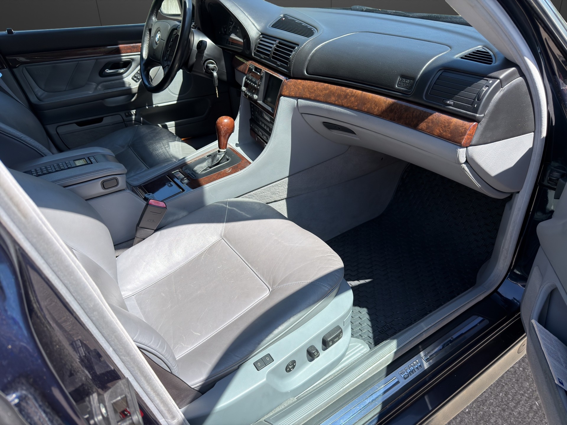 BMW 750i-image-8