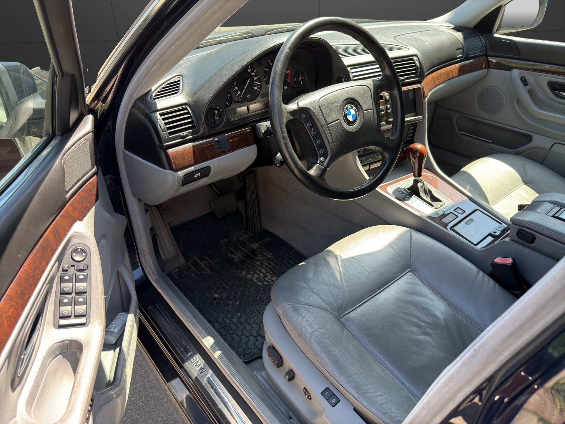 BMW 750i-image-7