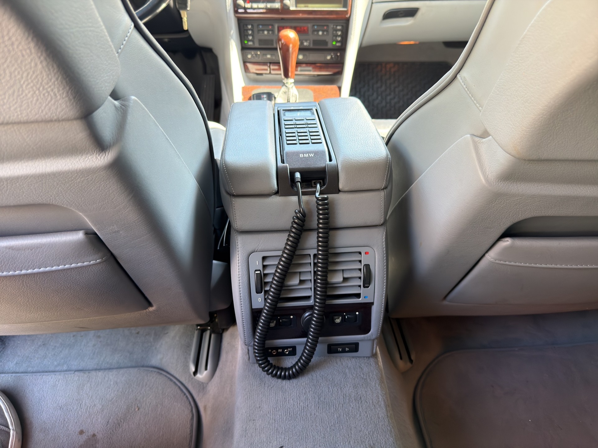BMW 750i-image-10