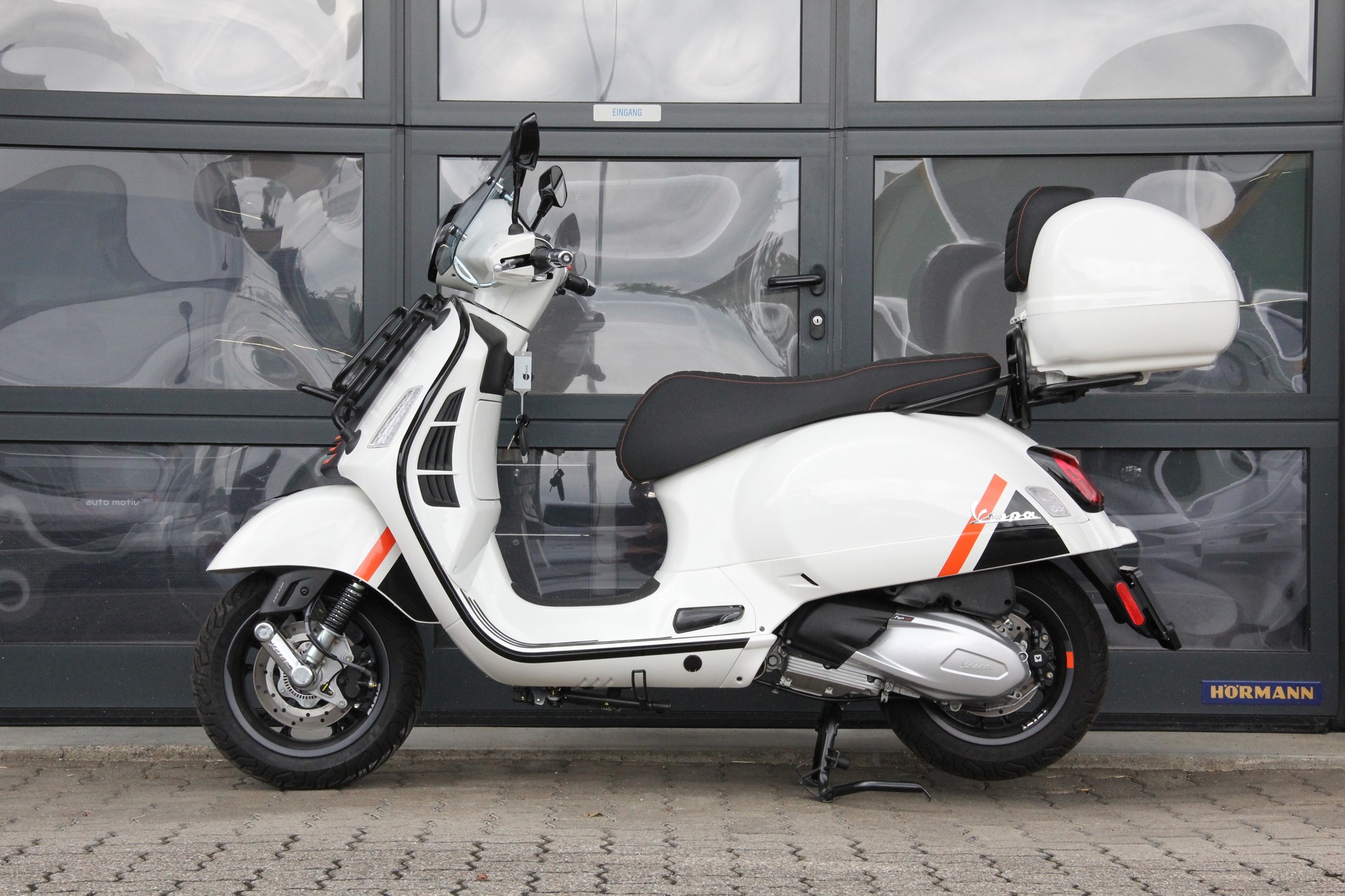 PIAGGIO Vespa GTS 300 Super Sport ABS-image-1