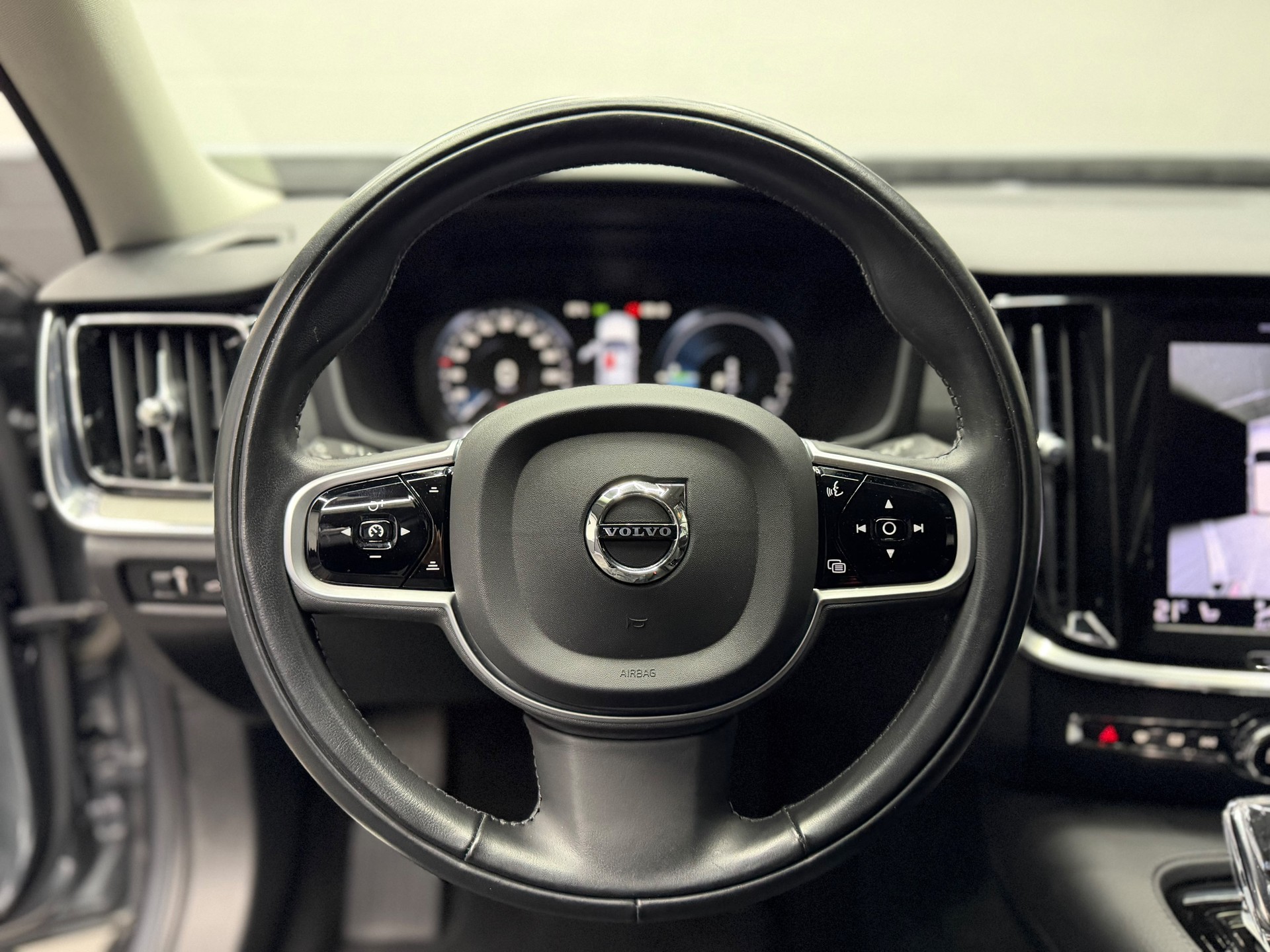 VOLVO V60 T6 eAWD Twin Engine Inscription Geartronic | CH-Auto | Gratis-Service | 360° Kamera | Harman/Kardon | Anhängerkupplung 2T-image-17