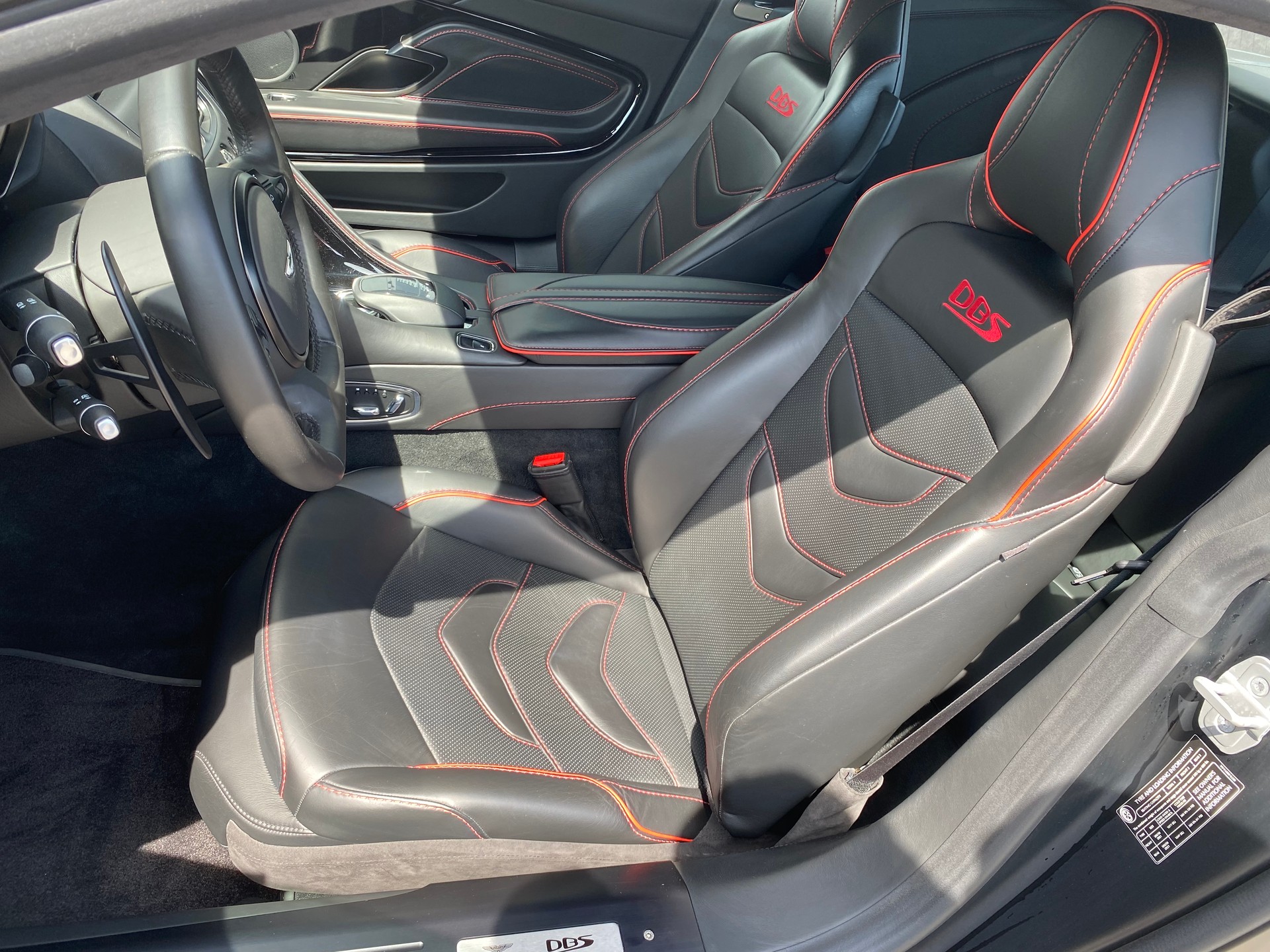 ASTON MARTIN DBS Coupé Superleggera-image-11