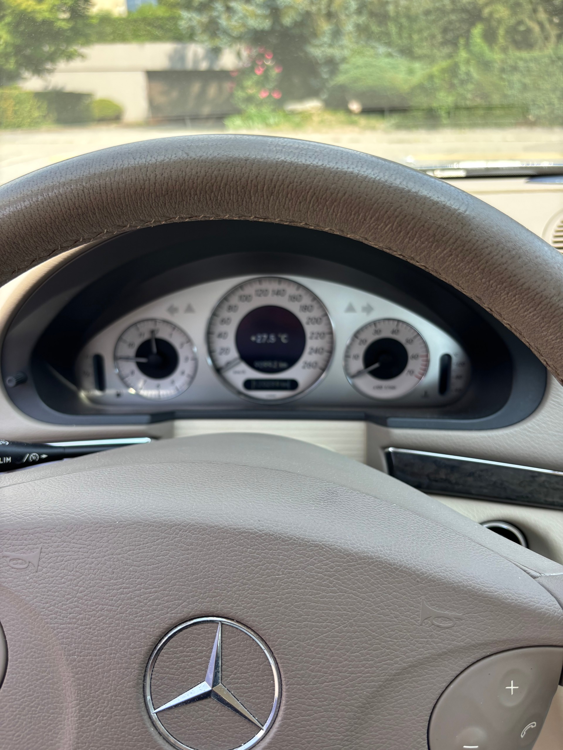 MERCEDES-BENZ E 240 Avantgarde-image-9