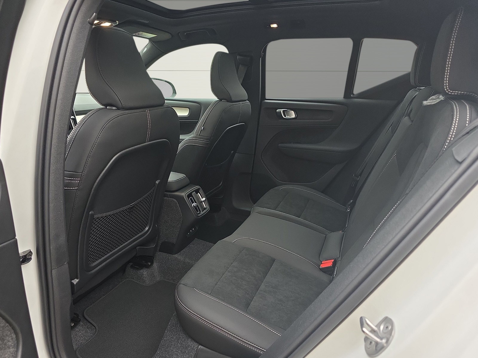 VOLVO XC40 2.0 B4 MH Black Edition-image-14