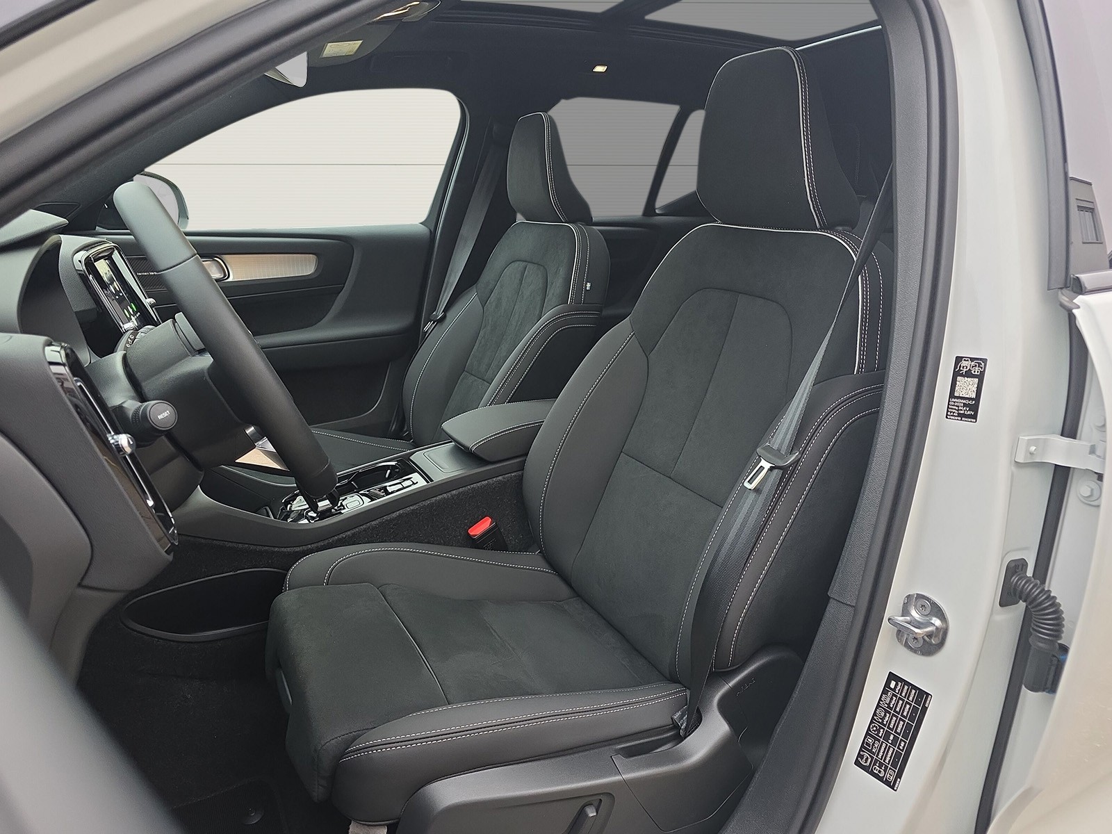 VOLVO XC40 2.0 B4 MH Black Edition-image-7