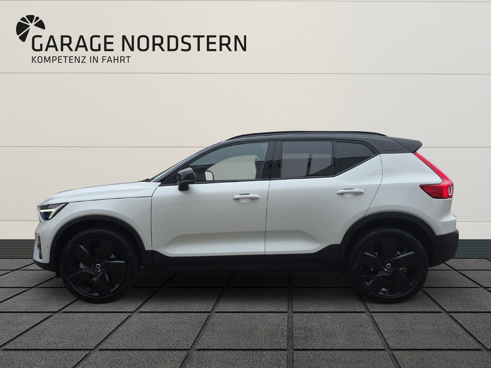 VOLVO XC40 2.0 B4 MH Black Edition-showroom-element-1