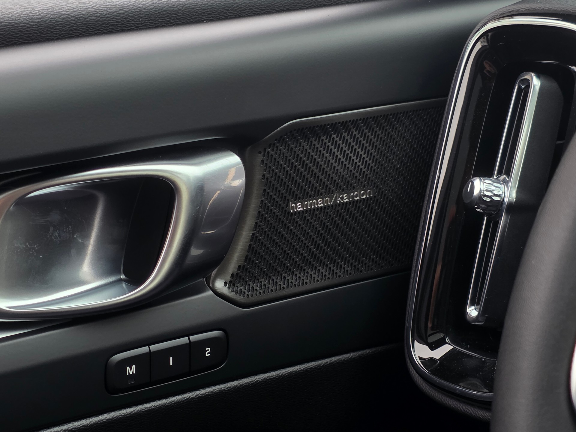 VOLVO XC40 2.0 B4 MH Black Edition-image-12