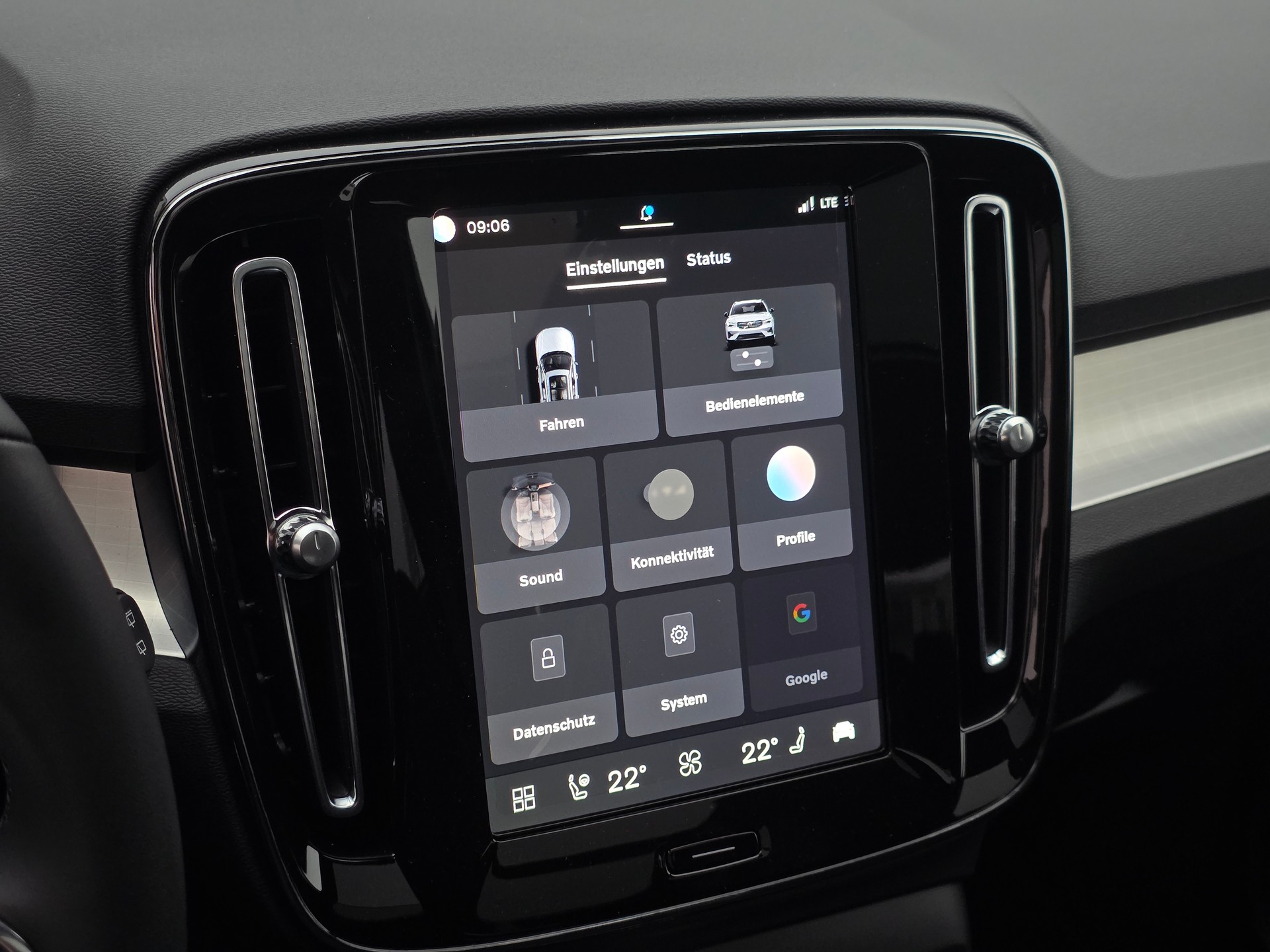 VOLVO XC40 2.0 B4 MH Black Edition-image-16