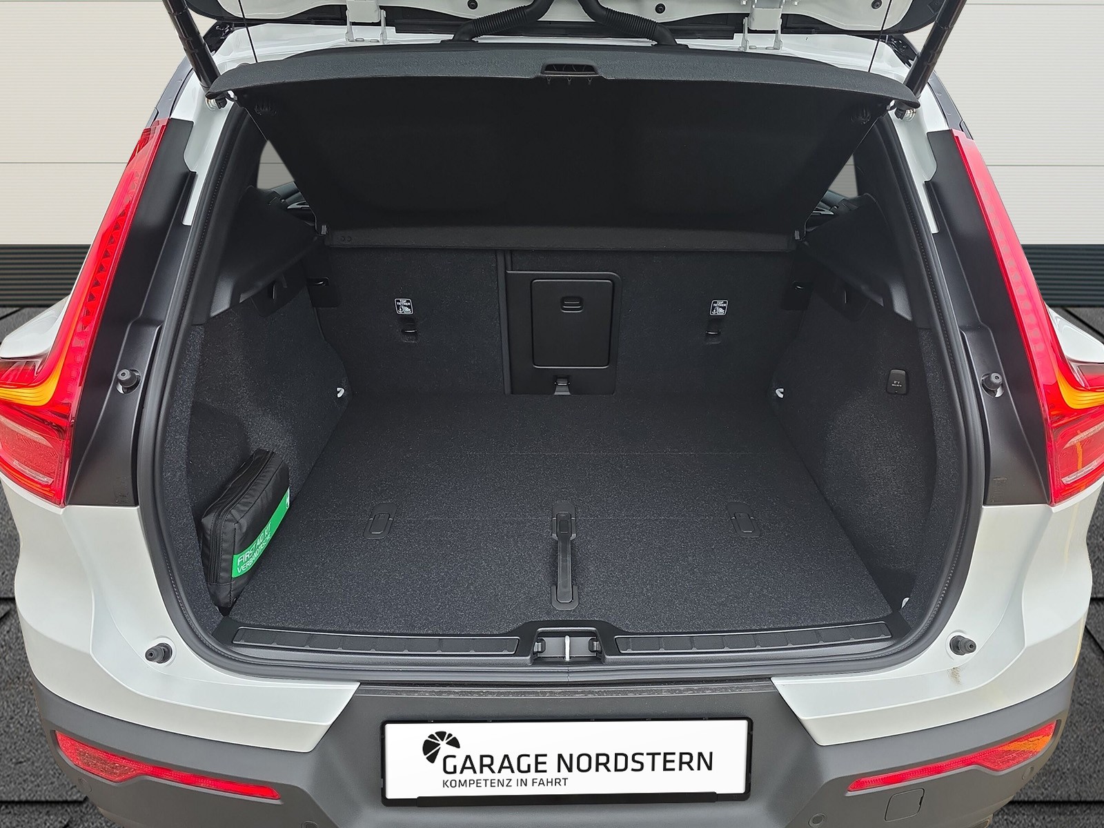 VOLVO XC40 2.0 B4 MH Black Edition-image-15