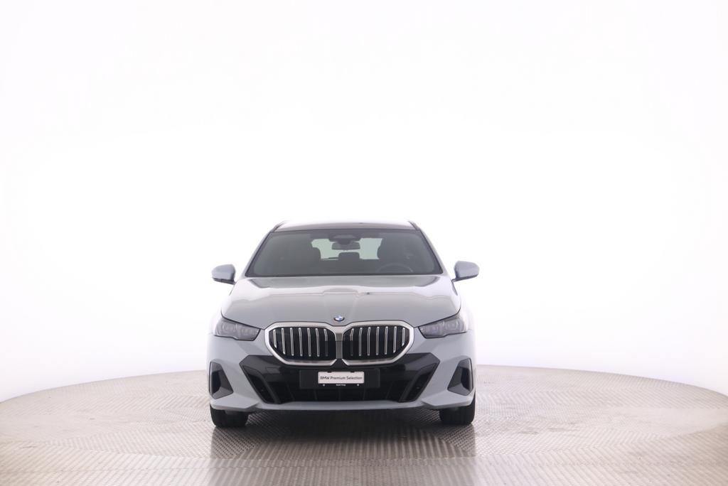 BMW 520d xDrive Touring-image-11