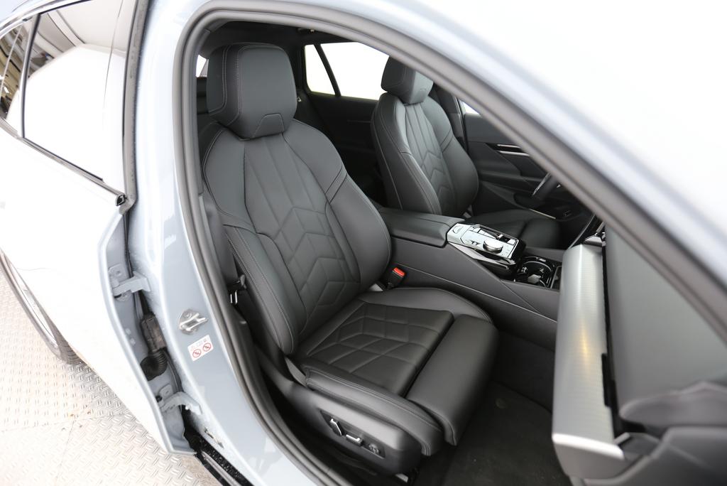 BMW 520d xDrive Touring-image-15