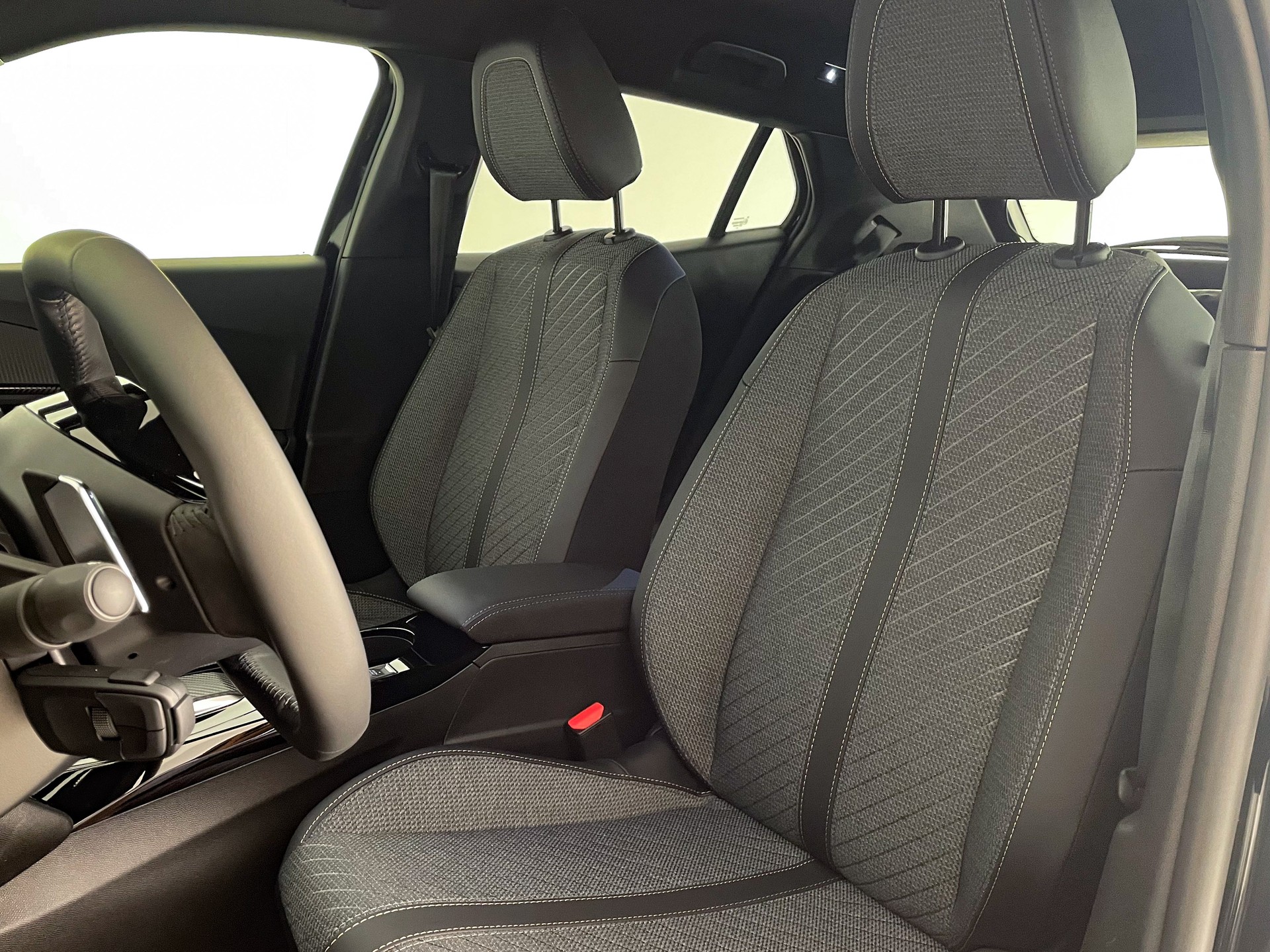 PEUGEOT 2008 1.2 Hybrid 145PS Allure Premium-image-20