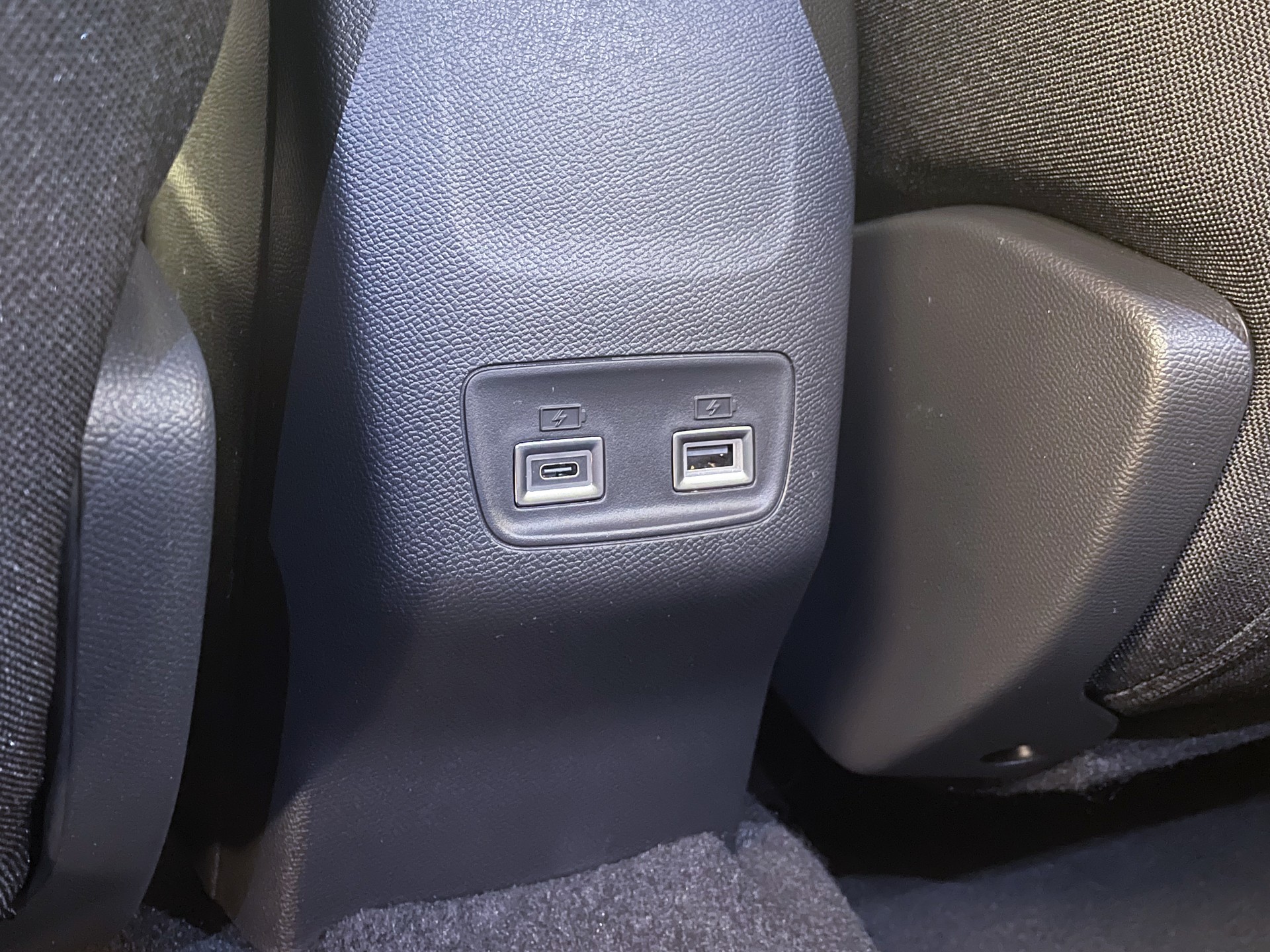 PEUGEOT 2008 1.2 Hybrid 145PS Allure Premium-image-27