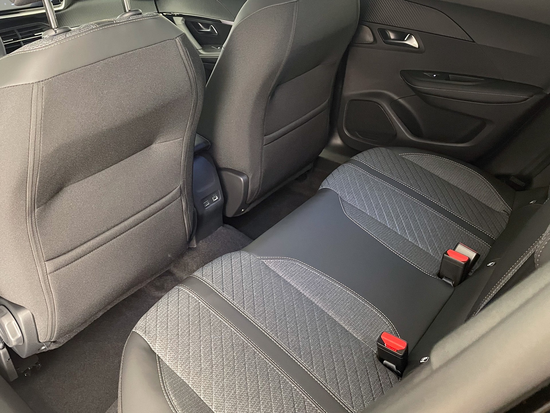 PEUGEOT 2008 1.2 Hybrid 145PS Allure Premium-image-26