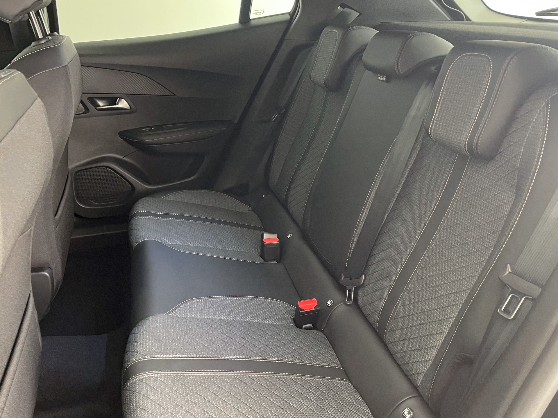 PEUGEOT 2008 1.2 Hybrid 145PS Allure Premium-image-25