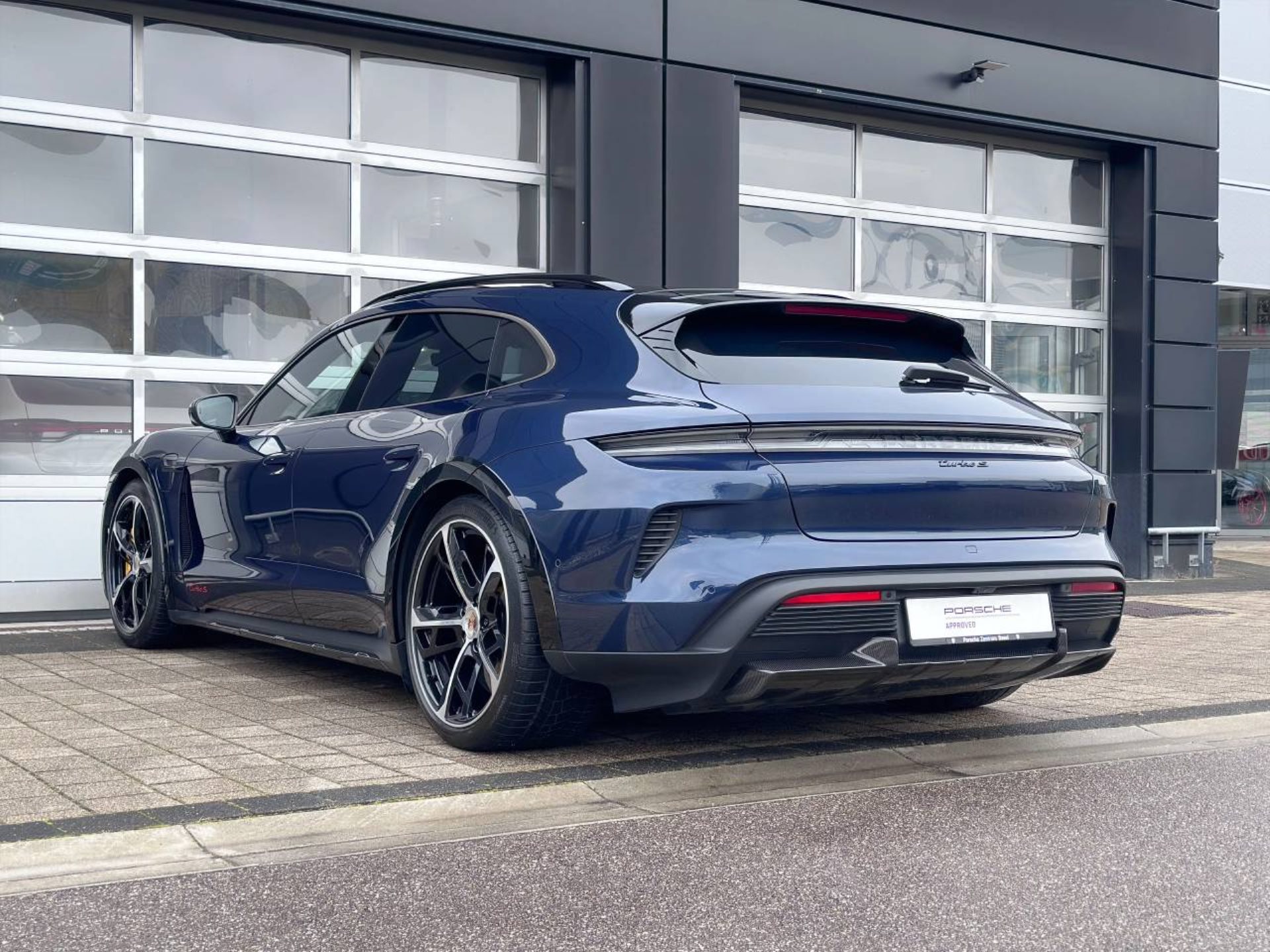 PORSCHE Taycan Turbo S Cross Turismo-image-11