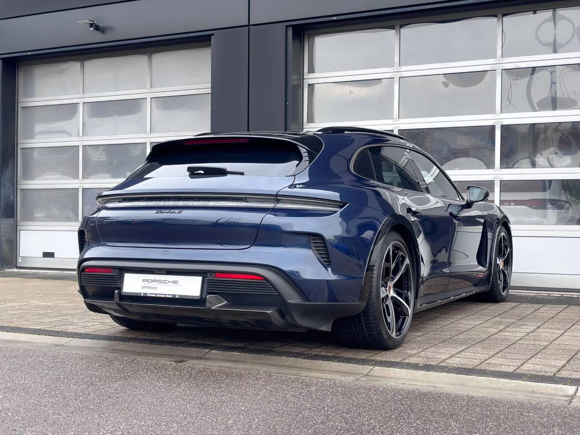PORSCHE Taycan Turbo S Cross Turismo-image-10