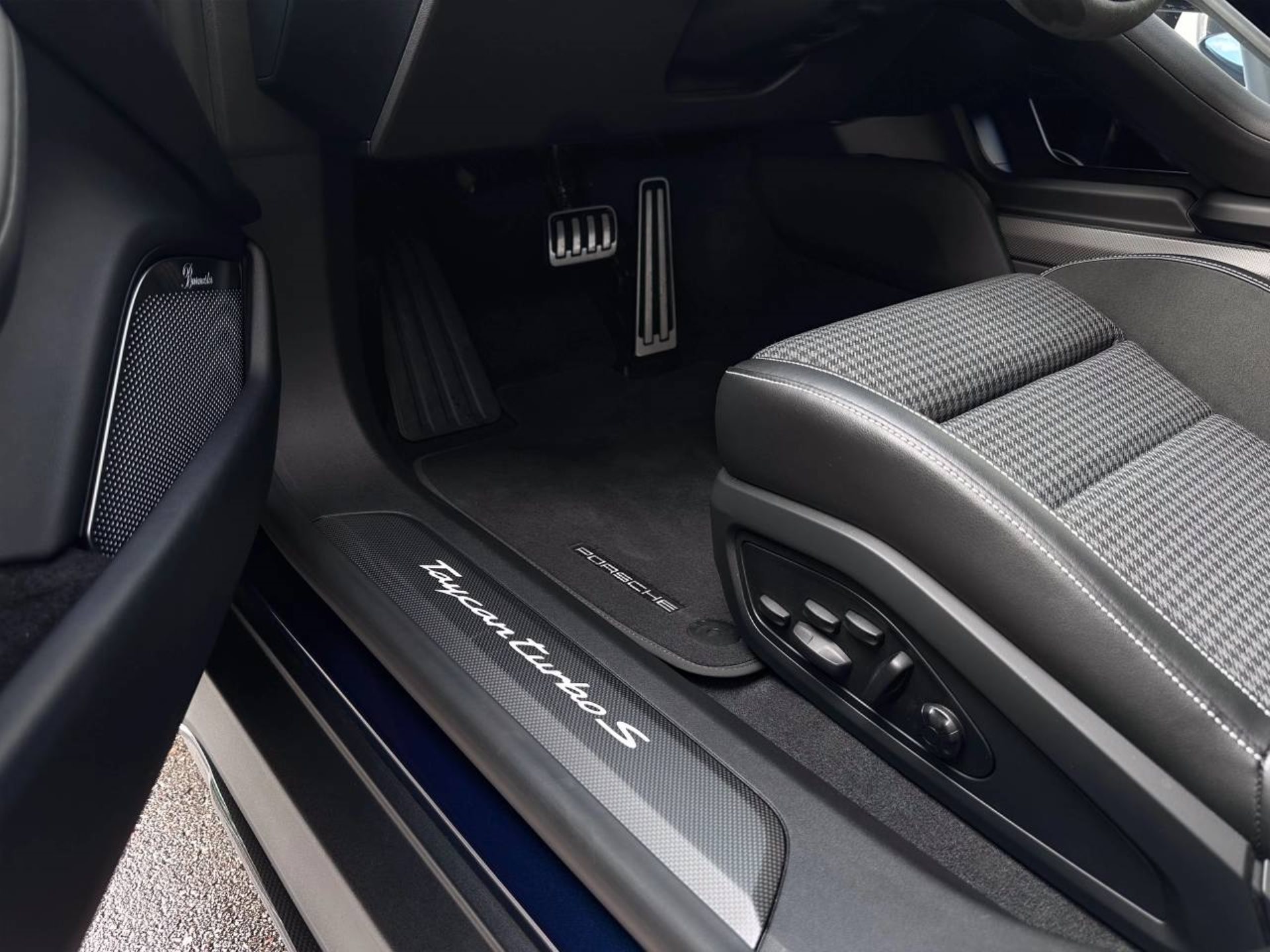 PORSCHE Taycan Turbo S Cross Turismo-image-17