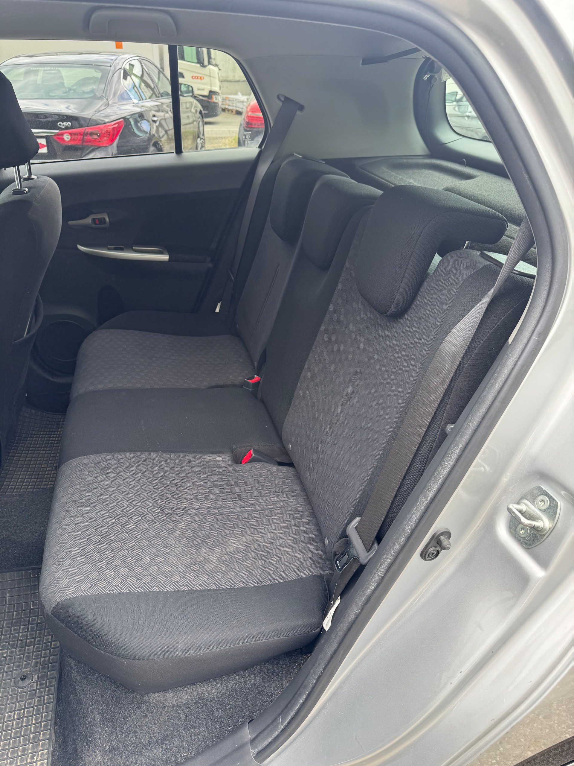 TOYOTA UrbanCruiser 1.4 D-4D Linea Sol 4WD-image-8