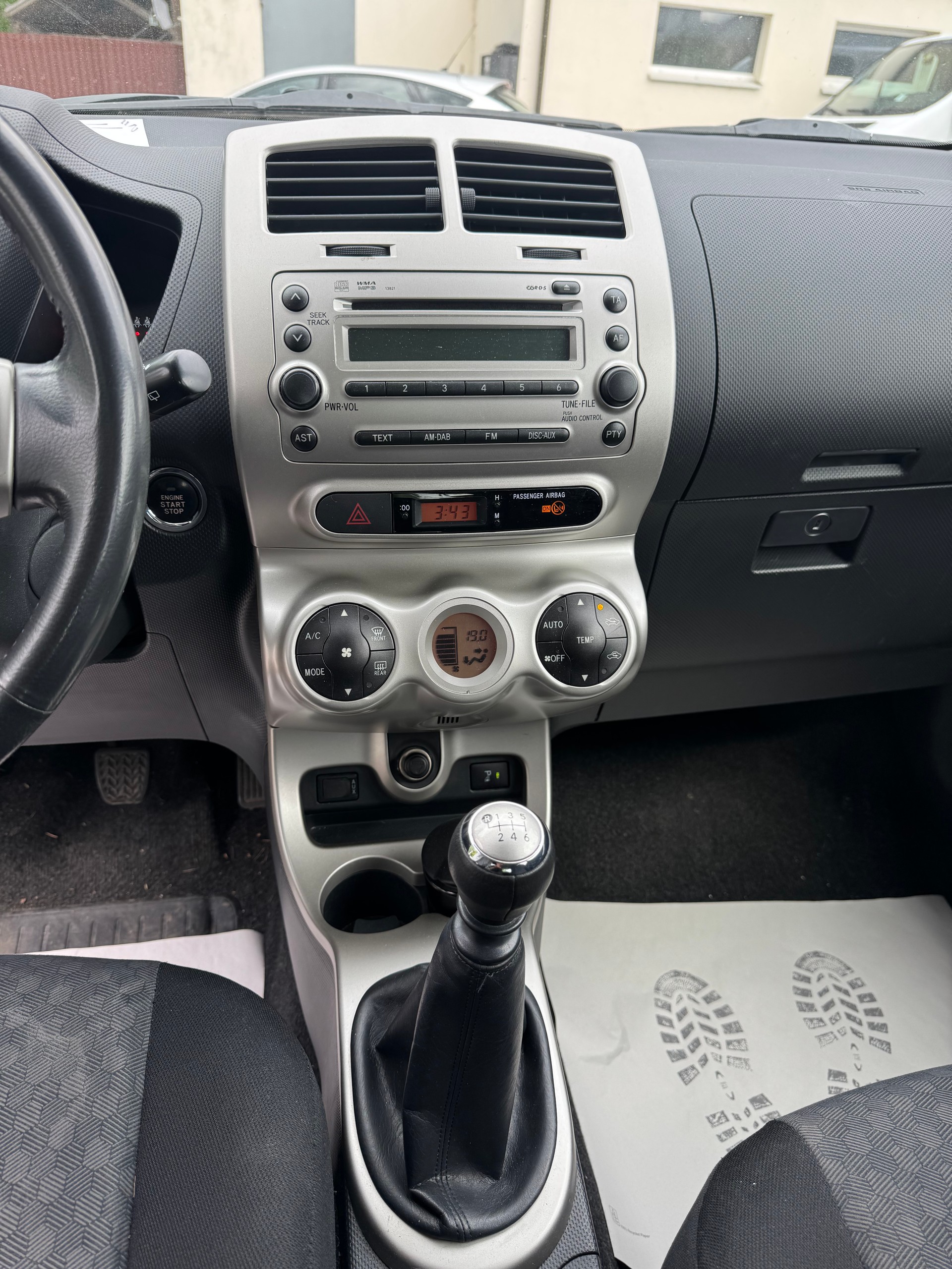 TOYOTA UrbanCruiser 1.4 D-4D Linea Sol 4WD-image-11