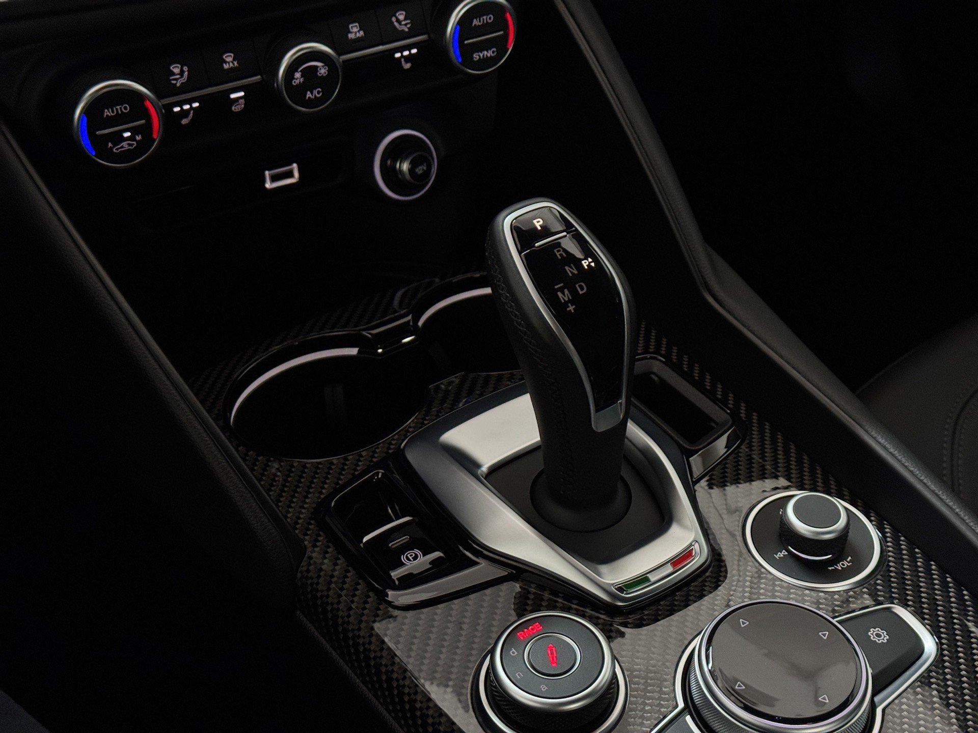 ALFA ROMEO Giulia 2.9 V6 Quadrifoglio "Rosso Etna"-image-17