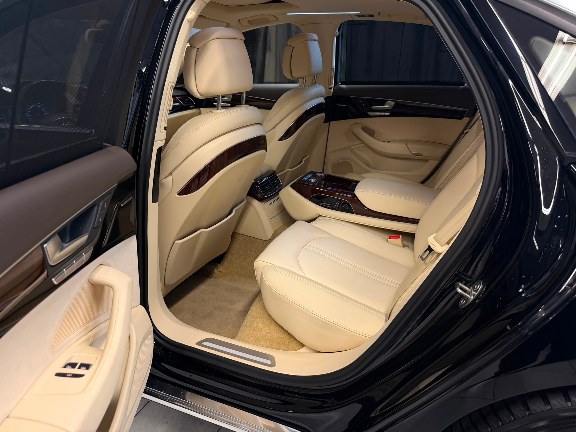 AUDI A8 4.2 FSI quattro tiptronic-image-13
