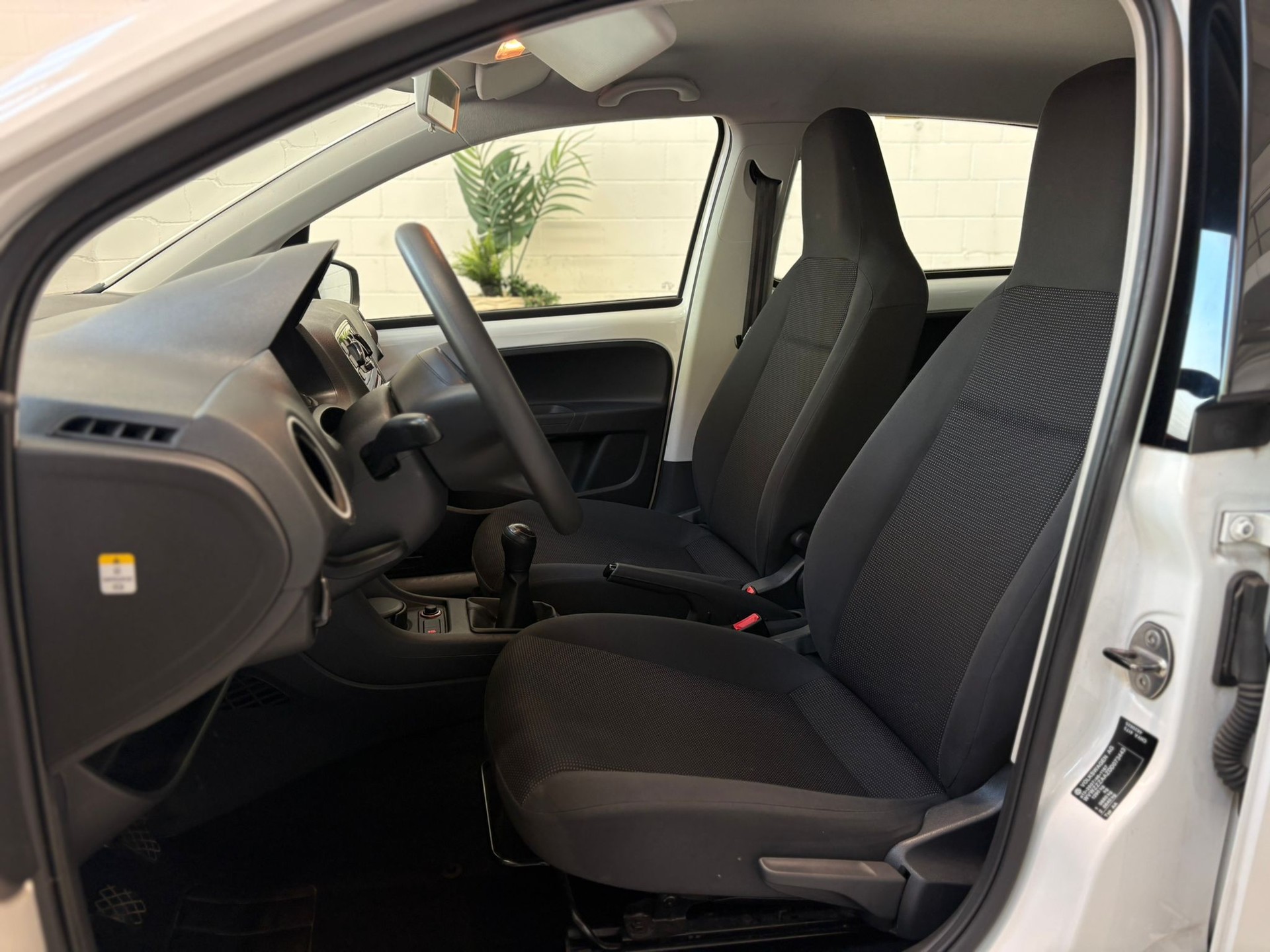 VW Up 1.0 high up-image-4