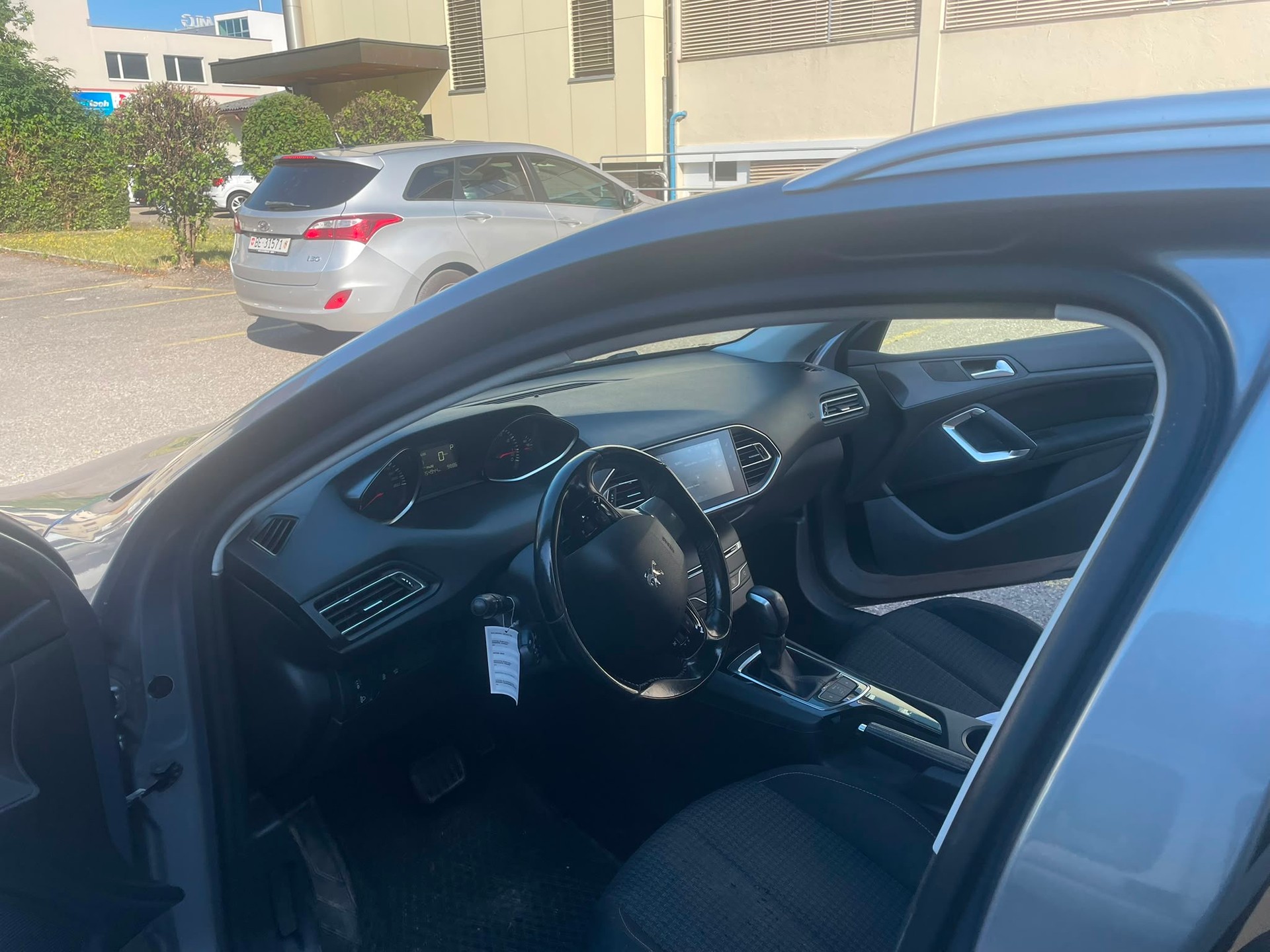 PEUGEOT 308 SW 1.2 THP Féline Automatic-image-8