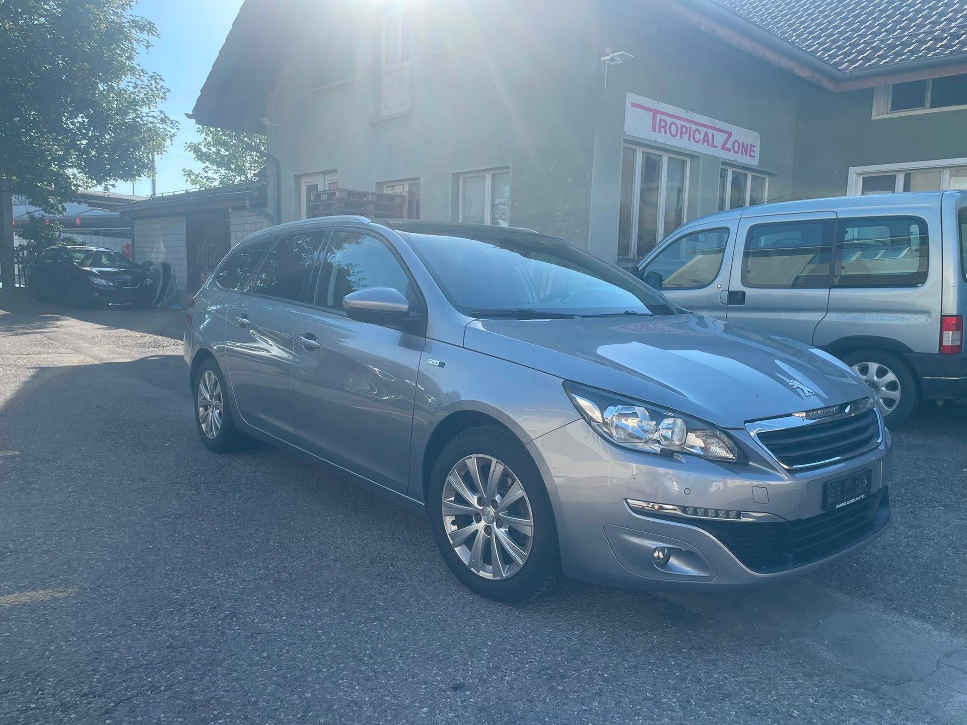 PEUGEOT 308 SW 1.2 THP Féline Automatic-image-2