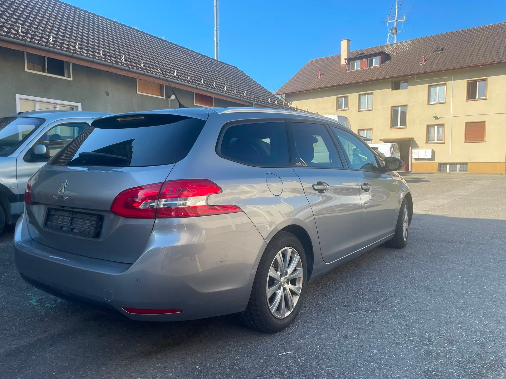 PEUGEOT 308 SW 1.2 THP Féline Automatic-image-4
