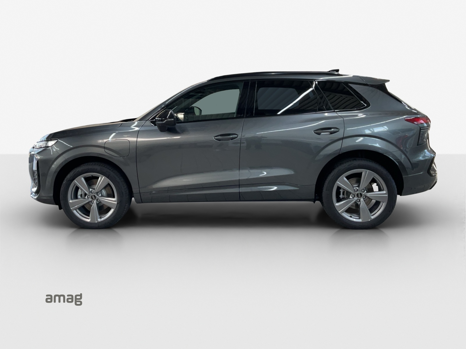 AUDI Q3 SUV e-hybrid 200 kW S tronig-showroom-element-1