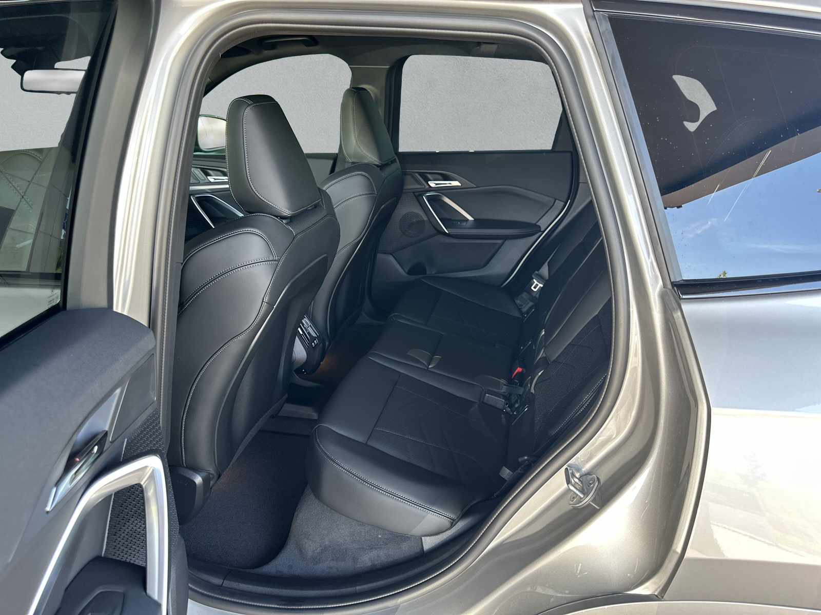 BMW iX1 xDrive 30 M Sport-image-11