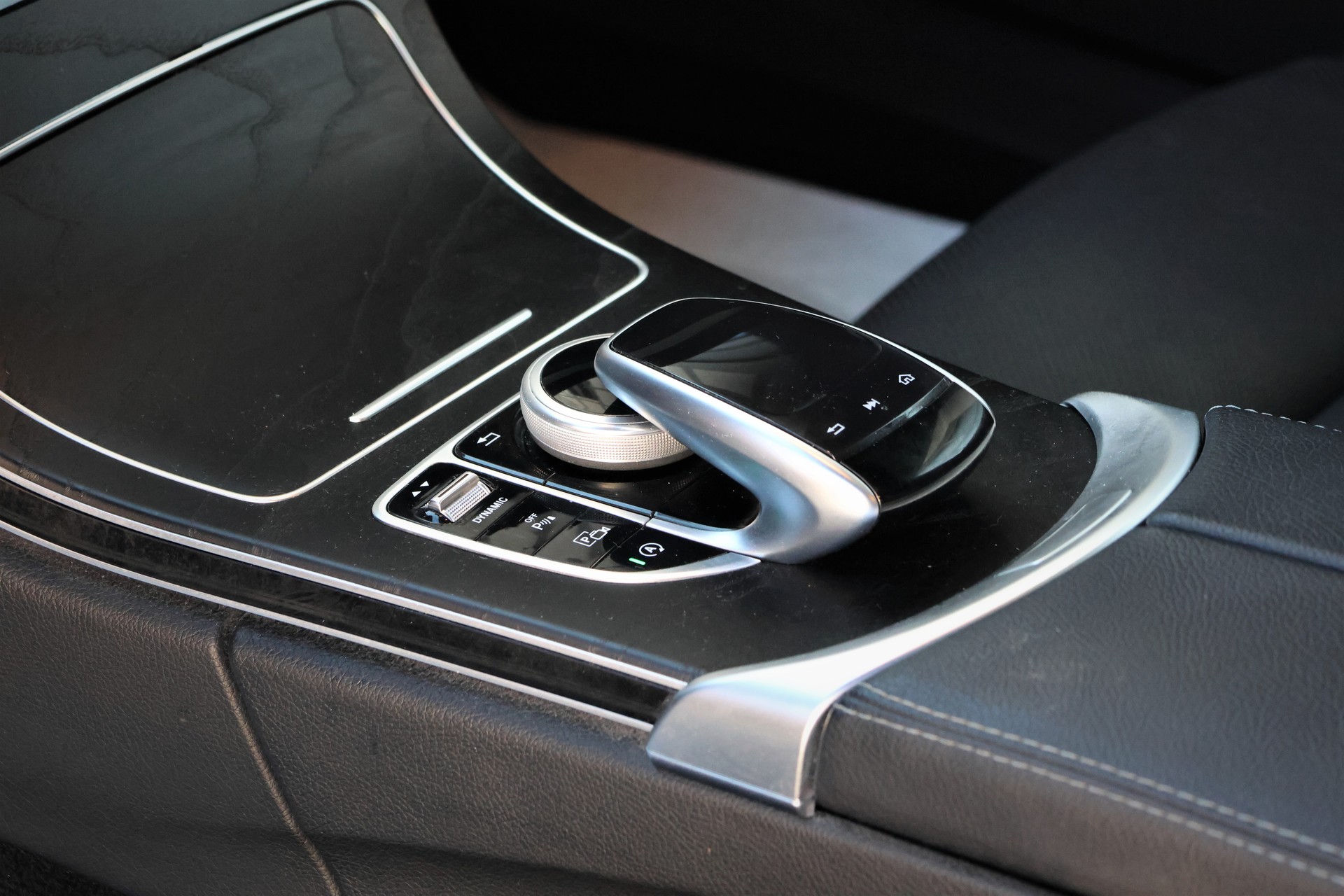 MERCEDES-BENZ C 200 Coupé 4Matic AMG Line 9G-Tronic (CH)-image-13