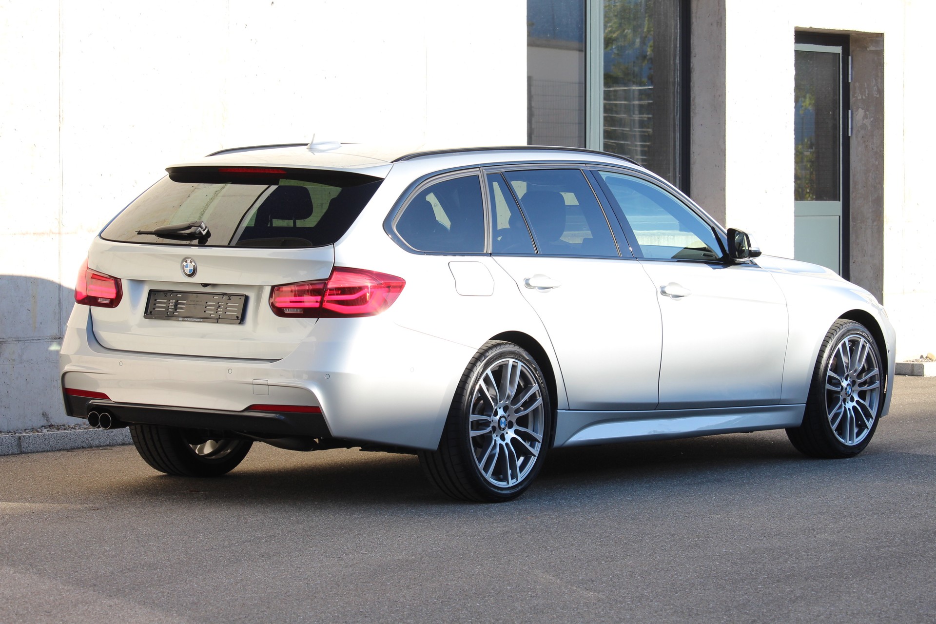 BMW 320d xDrive Touring Edition M Sport Steptronic *Facelift Model *19 Zoll M-Aluräder *CH-Fahrzeug-showroom-element-3