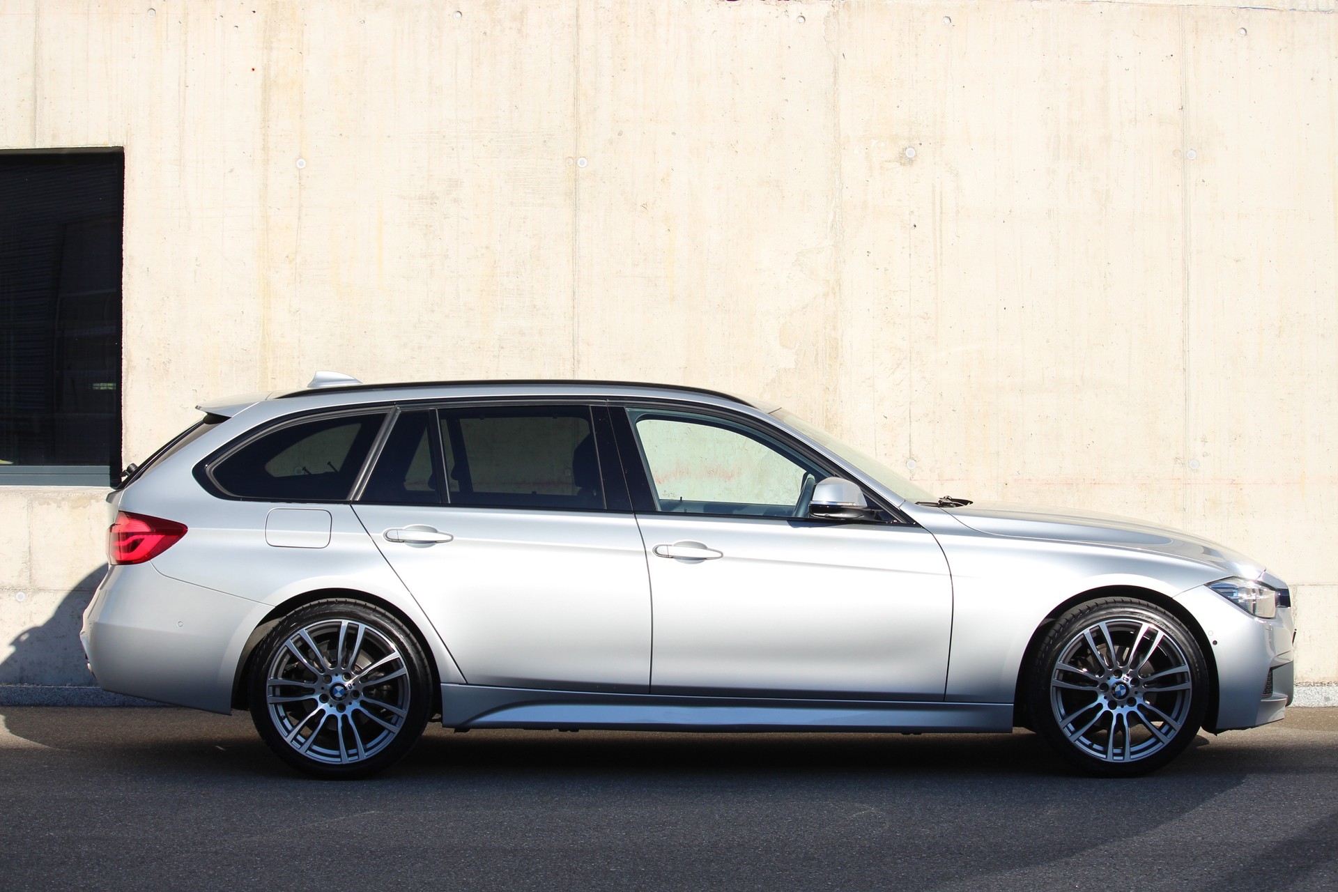 BMW 320d xDrive Touring Edition M Sport Steptronic *Facelift Model *19 Zoll M-Aluräder *CH-Fahrzeug-showroom-element-2