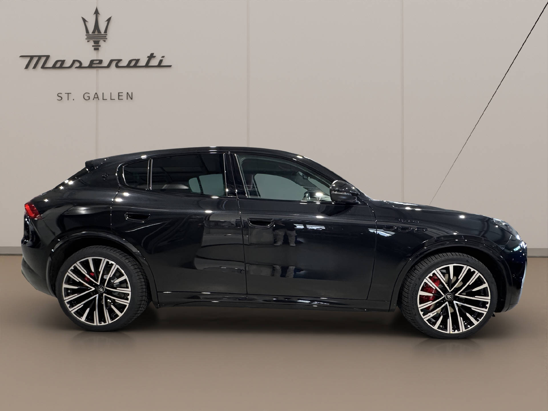 MASERATI Grecale 2.0 Hybrid Modena-showroom-element-3