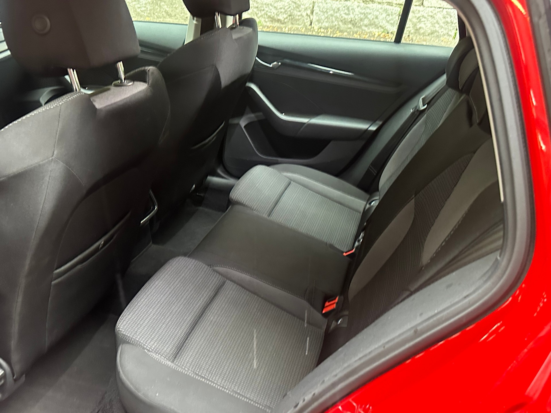 SKODA Octavia Combi 2.0 TDI DSG Ambition-image-12